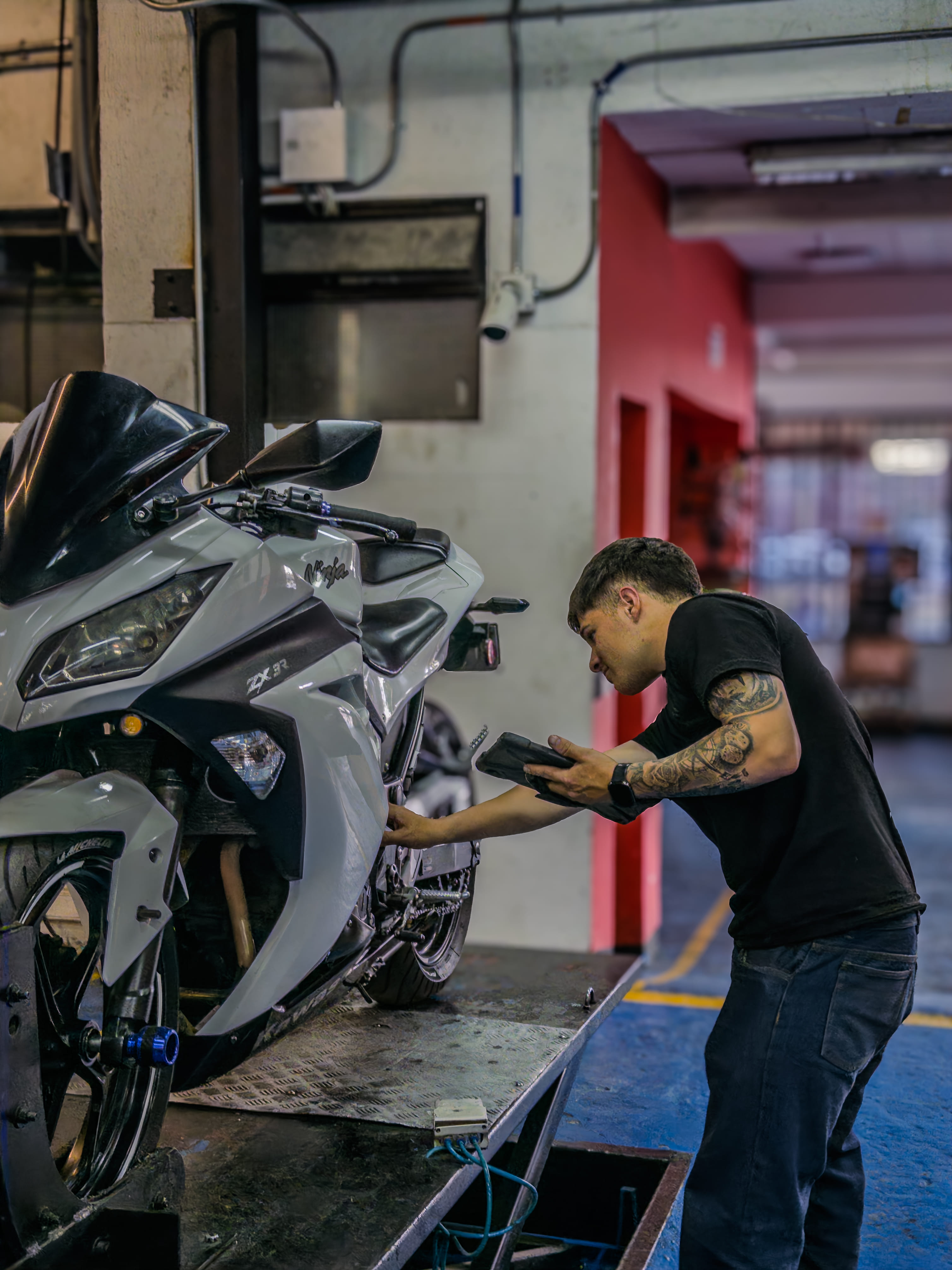 Motocicleta en revisión técnico mecánica en CDA Tecno Bogotá