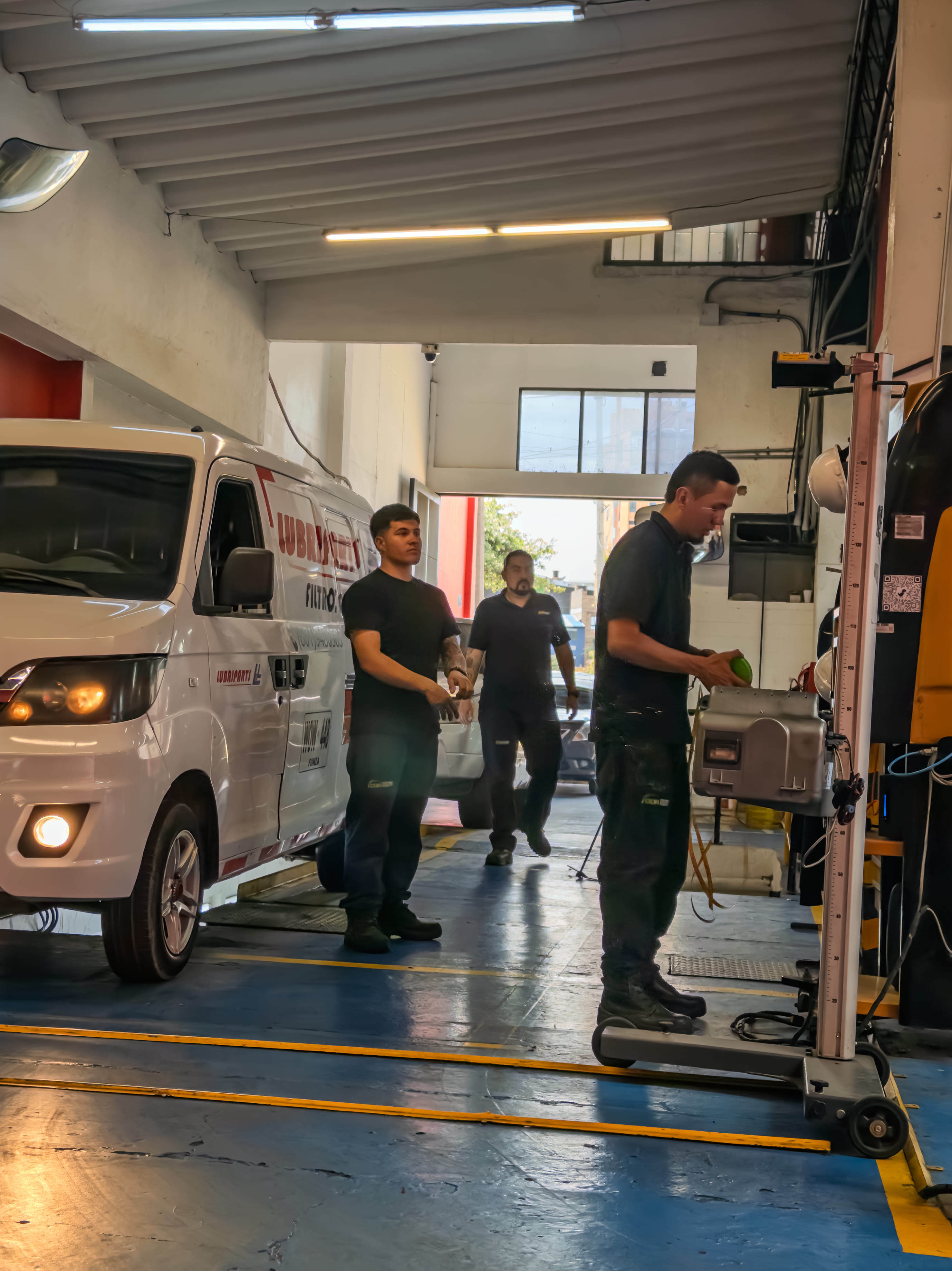 Taxi amarillo en revisión técnico mecánica para servicio público